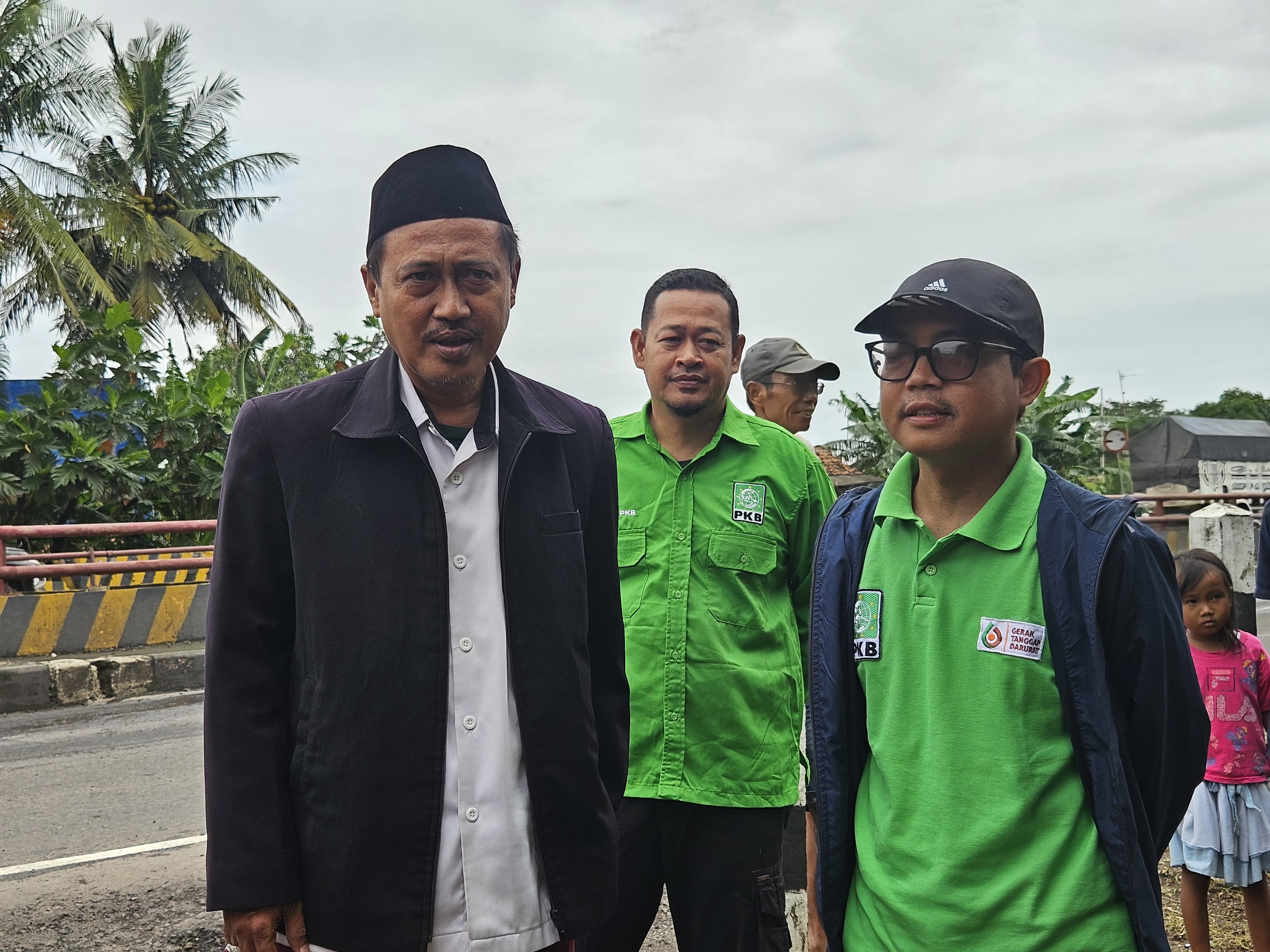 Sudihartono Temui Warga di Tengah Banjir yang Melanda